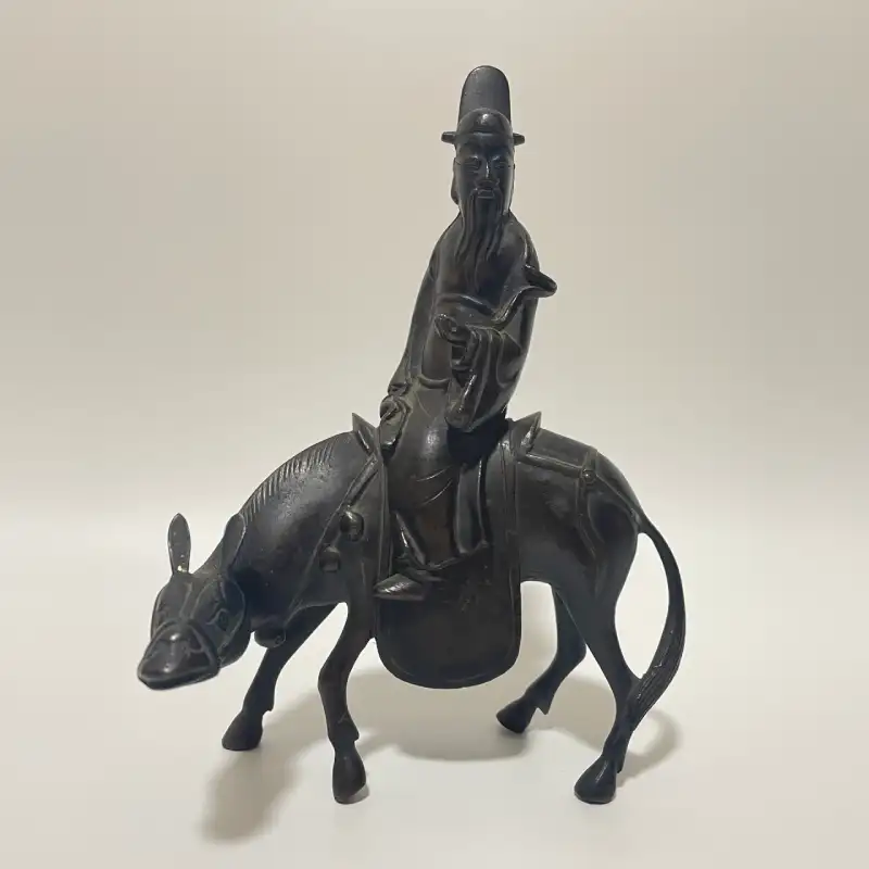 寺院の祭壇に据えられていた銅製の香炉。獣に跨る仙人像を象った珍しい形制で、時代錆に格を宿す一具