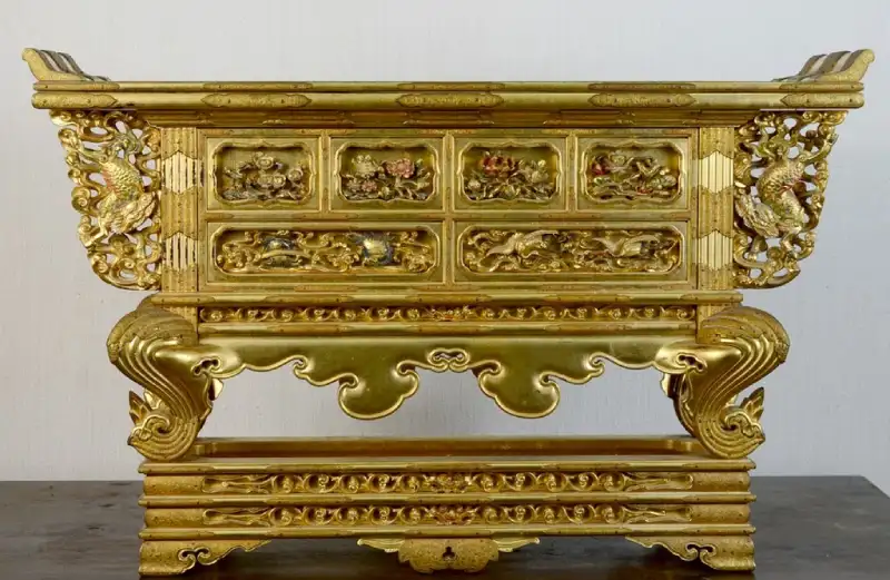 金蒔絵の経机。鳳凰と唐草の透かし彫、雲脚に金地の平蒔絵を施した江戸期の格の高い経机