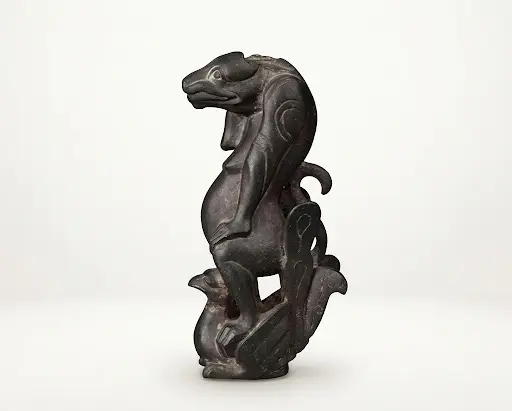 祭壇に飾られていたという銅製の仏具。牙を剥いた相と巻き毛の意匠に古格が漂う一具