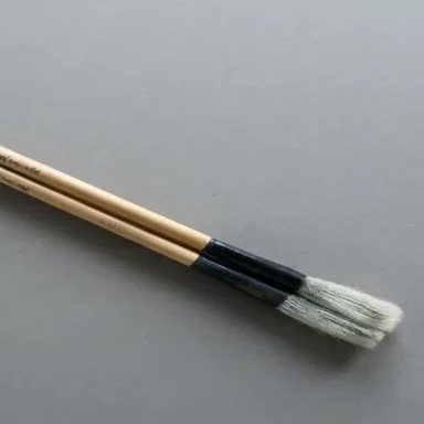 当店で拝見した徐葆三の筆。筆管に細かな刻字のある、白い羊毫の唐筆