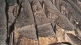 円空仏の身にのこる、一刀彫の荒い鑿跡と衣文（部分）
