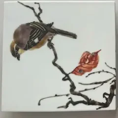藤本能道の色絵磁器の四角筥。枯れ枝にとまる百舌を描いた蓋（部分）