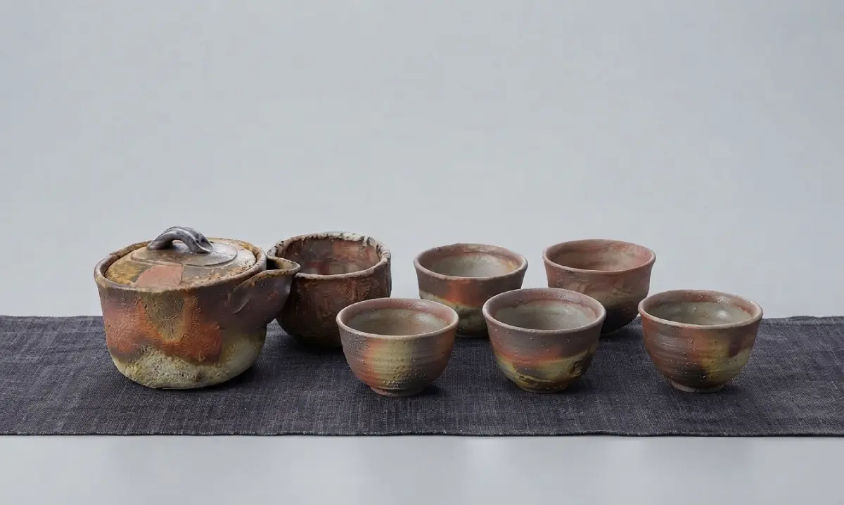 日幡光顕の作と伝わる、備前焼の宝瓶と共箱（部分）