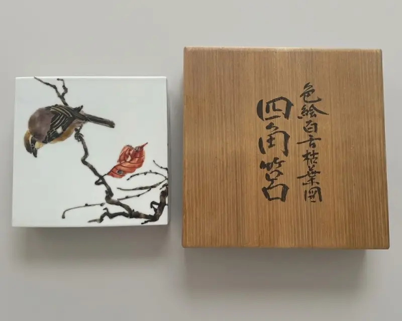 藤本能道　色絵百舌枯葉図 四角筥と箱｜枯れ枝にとまる百舌と赤い枯葉を描いた色絵磁器の筥