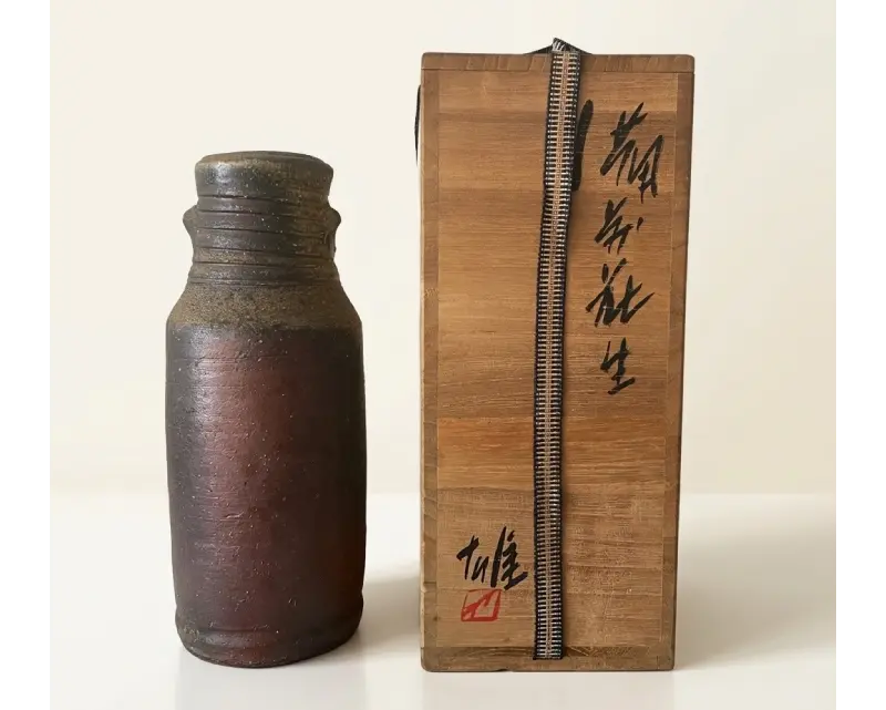 藤原雄 備前花生と共箱 — 口縁に輪線をめぐらせた円筒形の花生に、胡麻の降りた肩と紫がかった胴（東京都世田谷区 買取実績）