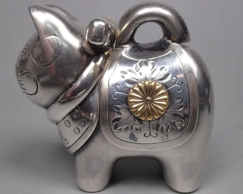 銀製ボンボニエール 犬張子｜犬張子をかたどり金の菊花紋を配した銀の菓子器｜銀製品の取り扱い例｜古美術もりた