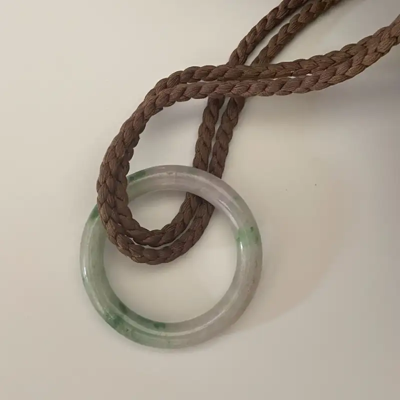 氷種の翡翠玉環と焦茶の組紐