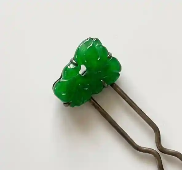 翡翠（ひすい） — 古美術もりたが買取する翡翠の例（双獣飾のかんざし）