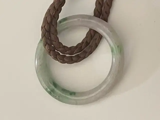 提げ瓢箪に添えられた翡翠の環と編み込みの組紐（細部）