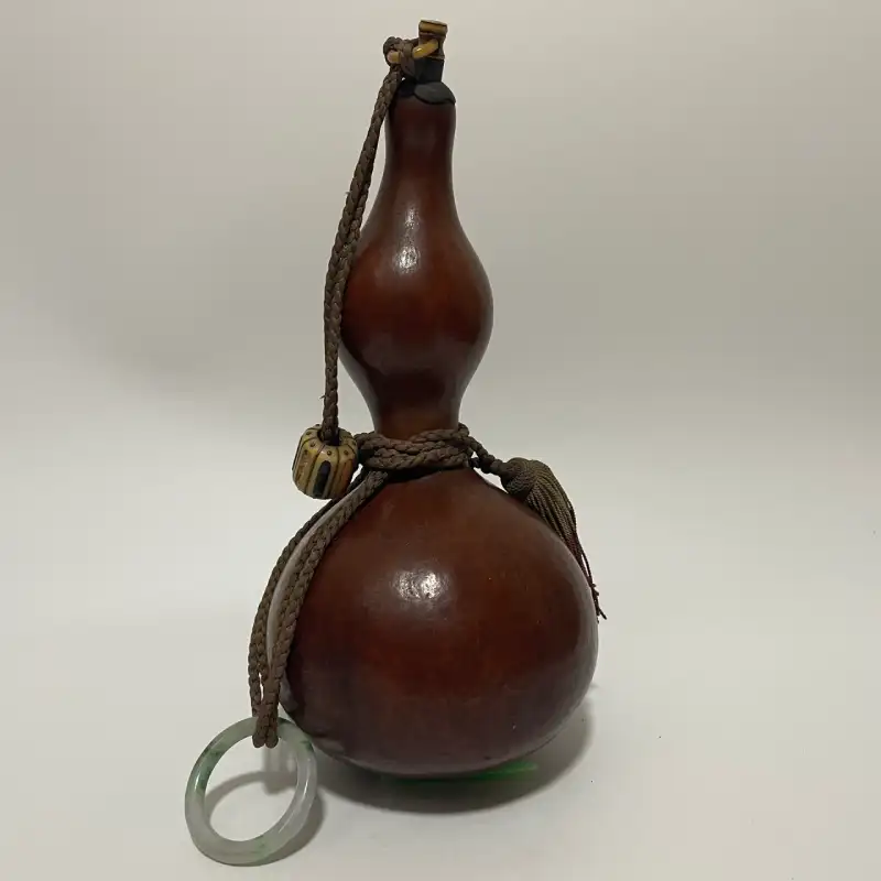 飴色に育った提げ瓢箪の立ち姿 — 組紐・緒締・翡翠の環を添えた酒器