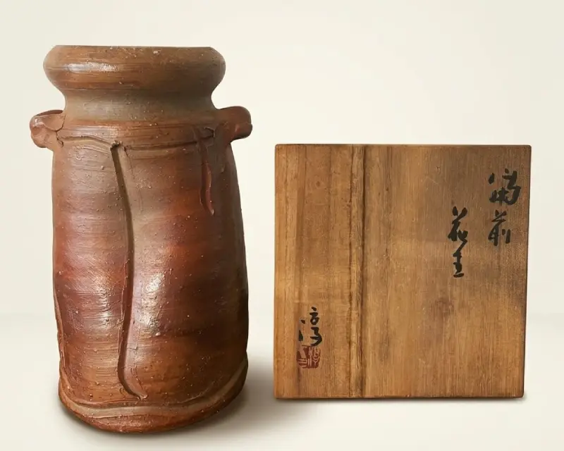 伊勢崎淳 備前花生と共箱 — 両肩に耳を付け、胴に大胆な箆目を立てた焼締めの花生（東京都世田谷区 買取実績）
