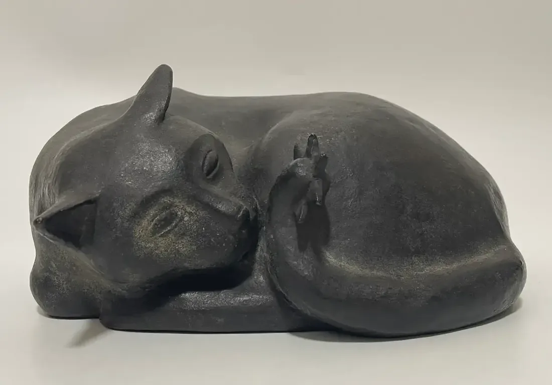買取の一例：無銘の銅製 猫の置物。眠る猫に小鳥が寄り添うブロンズ