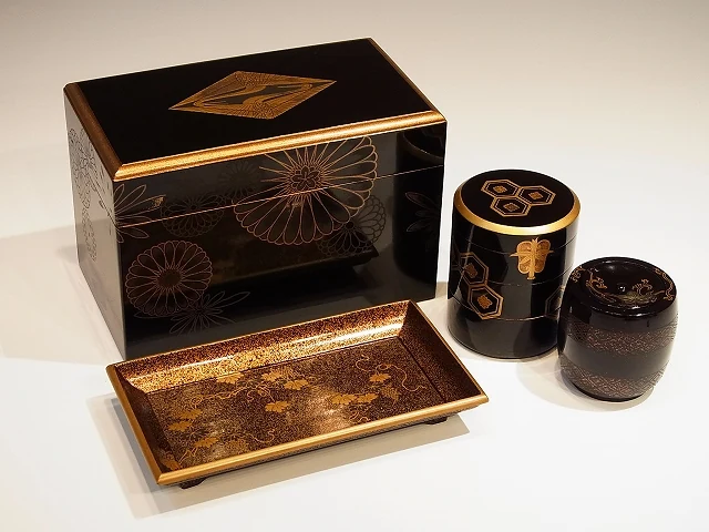 蒔絵の香道具一式｜菊蒔絵の香箱に重香合・香盆を添えた組香の道具｜香道具の取り扱い例｜古美術もりた