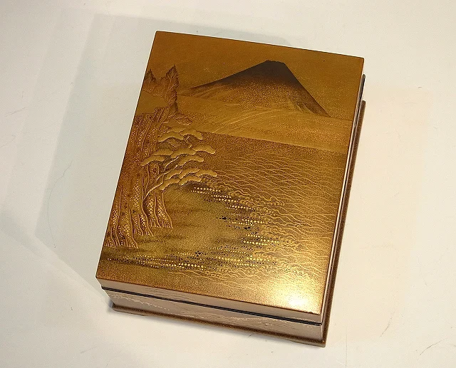 富士図 蒔絵小箱——金地に富士山と松・州浜を表した蒔絵の小箱。蒔絵・漆器の買取例