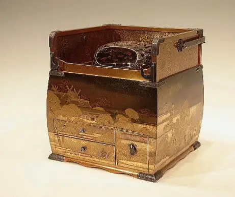 山水蒔絵 煙草盆——金地に山水（松・楼閣）を蒔絵で表し、銀金具と引き出しを備えた煙草盆。蒔絵・漆器の買取例