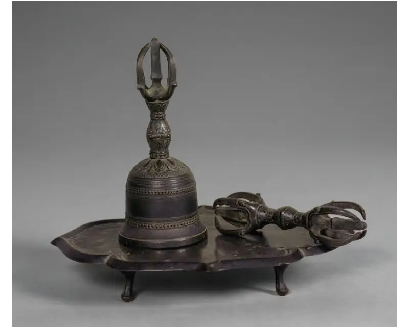黒く沈んだ錆色の古銅の金剛鈴と三鈷杵、蓮弁形の三脚金剛盤が揃った一具