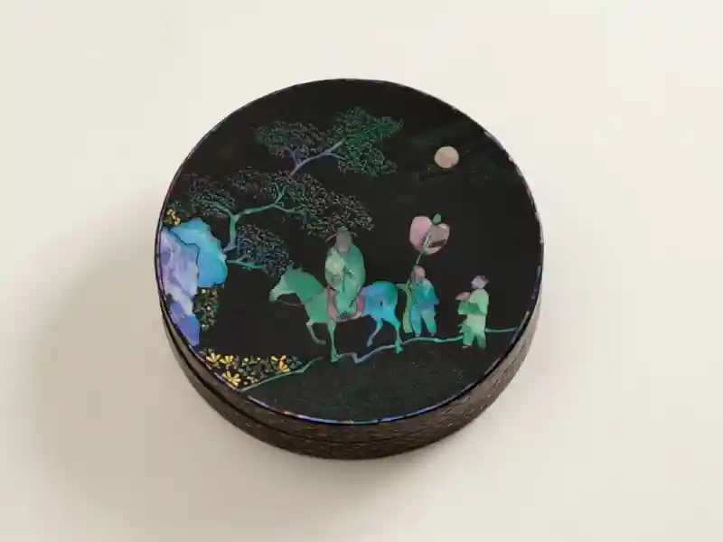薄貝螺鈿（青貝細工）で山水人物を描いた香合 — 漆黒の地に月・松・人馬の情景