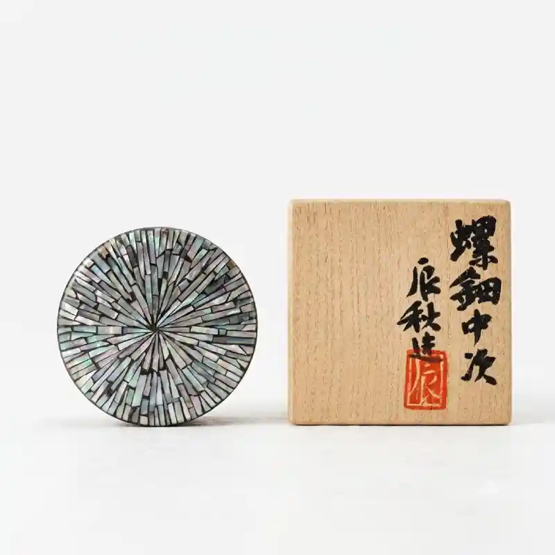 重要無形文化財「木工芸」保持者・黒田辰秋作と伝わる螺鈿の中次と共箱 — 放射状に組んだ貝片が銀灰色に沈む静かな輝き
