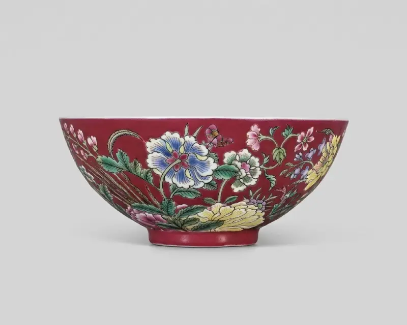 清朝雍正御製 花卉文鉢の買取実績｜臙脂紅の地に粉彩で牡丹・菊などの花卉と蝶を描いた鉢｜東京都杉並区 古美術もりた