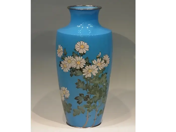 安藤七宝店の菊図花瓶｜空色の地に白菊を描いた銀覆輪の花瓶｜七宝の取り扱い例｜古美術もりた