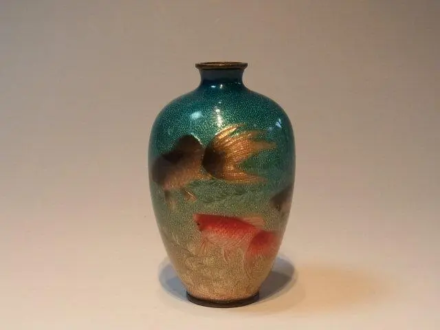 金魚図花瓶｜水中を泳ぐ金魚を盛上技法で立体的に表した明治七宝の小瓶｜七宝の取り扱い例｜古美術もりた