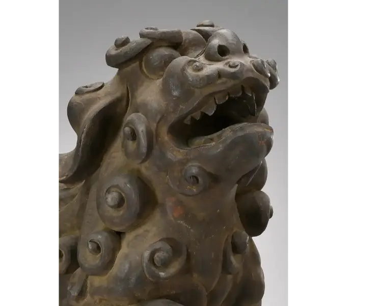 木彫 獅子頭のアップ（渦巻くたてがみと牙）— 木彫り・彫刻の買取例