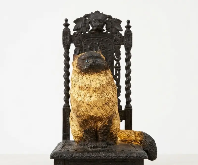 取り扱った品：冨永直樹作 椅子に座る金彩仕上げのブロンズ猫。彫刻を施した椅子に据えられた動物ブロンズ（アニマリエ）