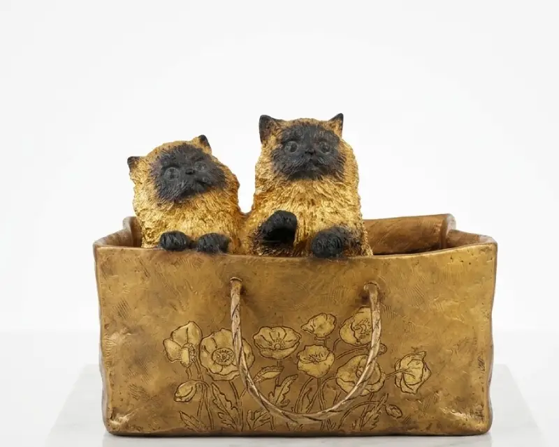 取り扱った品：冨永直樹作 金彩仕上げのブロンズ猫。花文を打ち出した手提げ袋に二匹の猫が入った動物ブロンズ（アニマリエ）