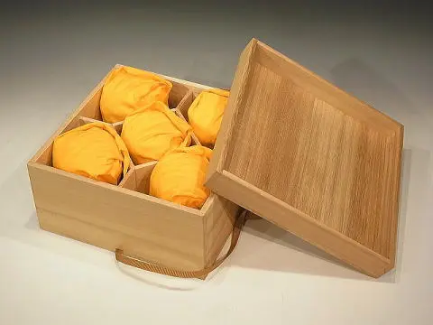 桐箱に布で包まれて保存された漆器の椀｜布や仕切りごと拝見します｜古美術もりた