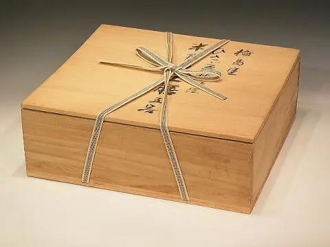 箱書きのある桐箱（共箱）に紐で結ばれた輪島塗｜共箱があると評価しやすい｜古美術もりた