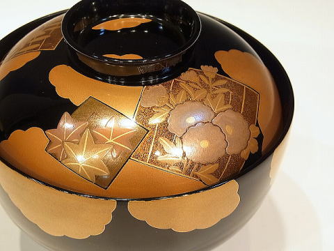 蒔絵の大椀｜黒漆地に金蒔絵で意匠を施した蓋付の大椀｜輪島塗の取り扱い例｜古美術もりた