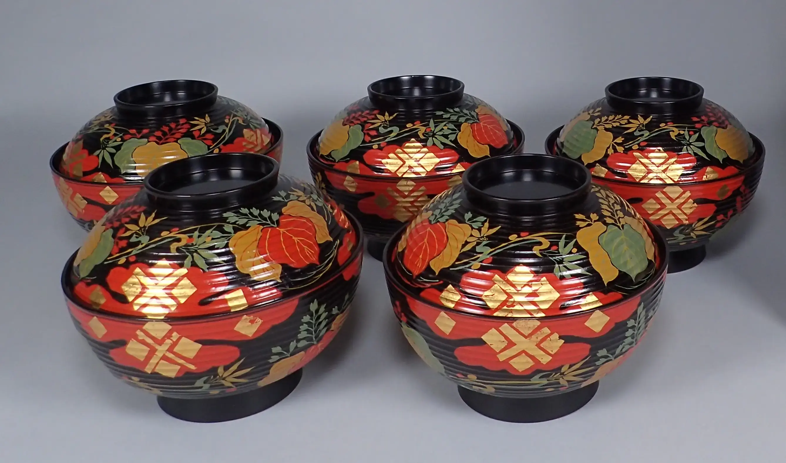 蒔絵の吸物椀｜黒漆地に朱・金銀で草花を描いた蓋付の椀｜輪島塗の取り扱い例｜古美術もりた