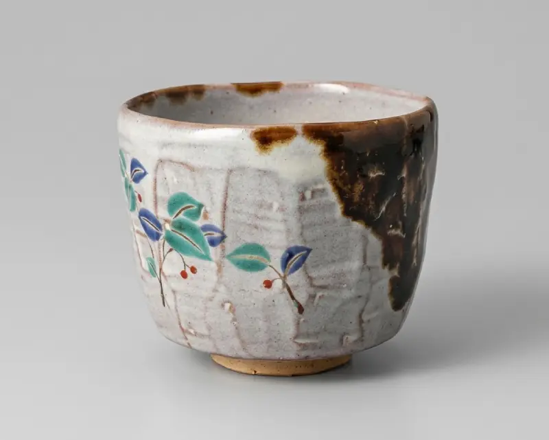 十六代 永楽善五郎（即全）　茶碗の買取実績｜白釉に鉄釉を掛け分け色絵の草花を描いた一碗｜東京都目黒区 古美術もりた